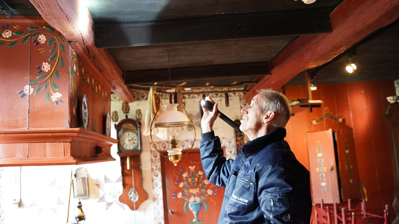Han, houtinspecteur bij Van Lierop, inspecteert een historisch pand en vertelt over zijn werk en passie voor monumentale gebouwen